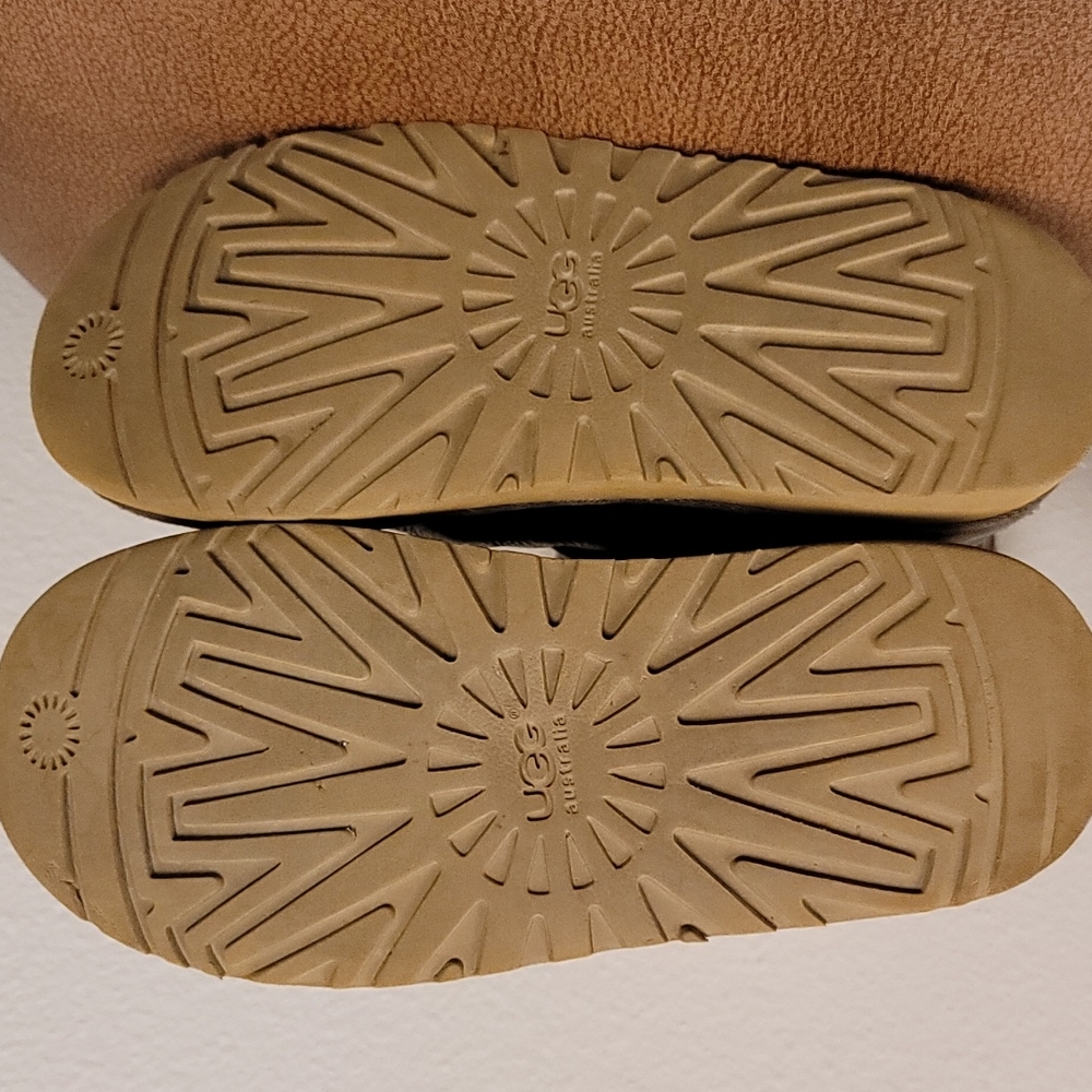 👢Authentic UGG Leather Boots - Picture 11 of 17